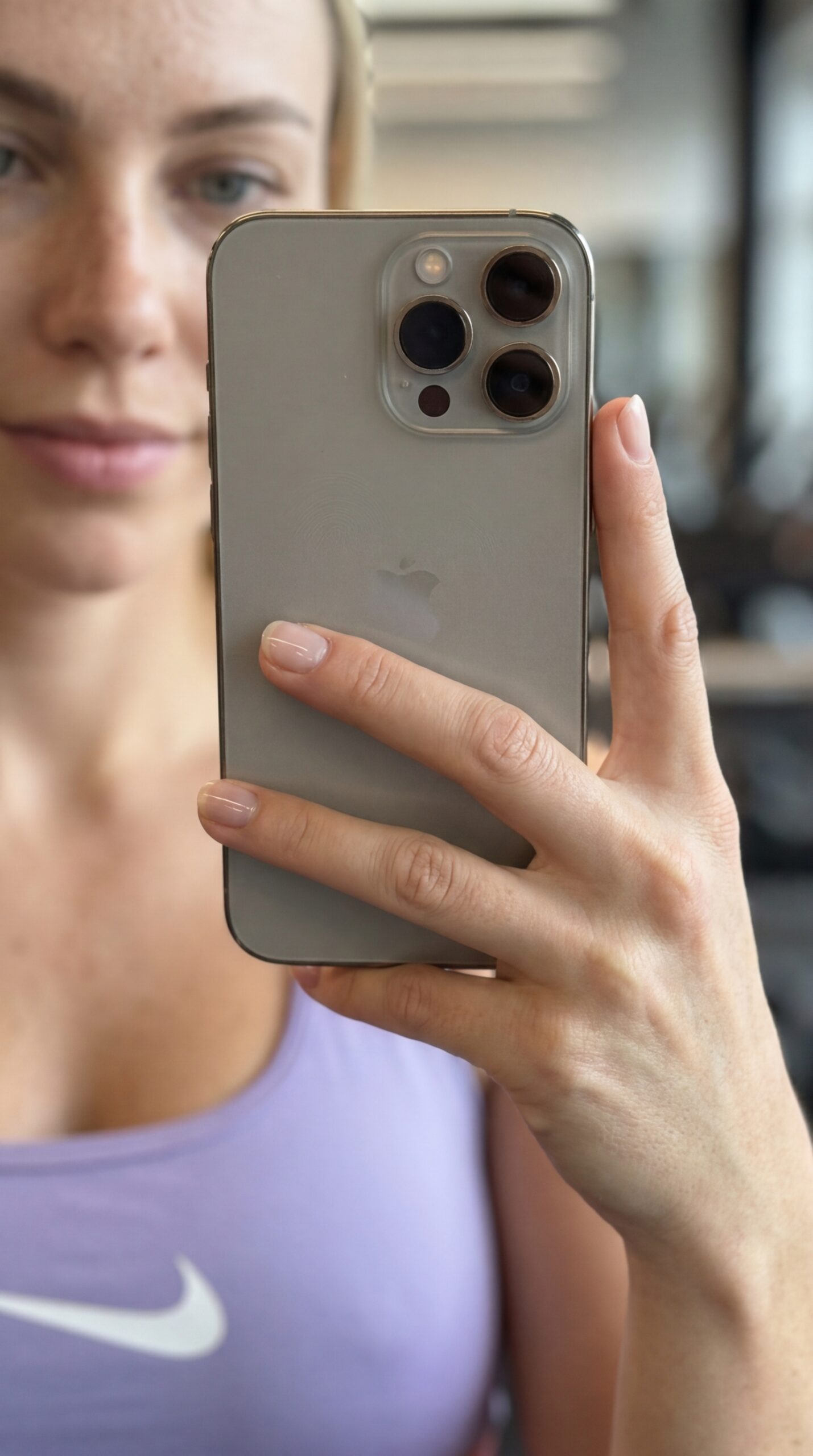 Zoom na mão com celular